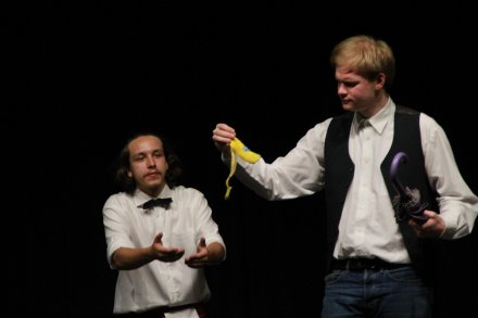 Grupa teatralna "Twarzą w twarz" w wykonaniu sztuki Sławomira Mrożka "Wdowa"